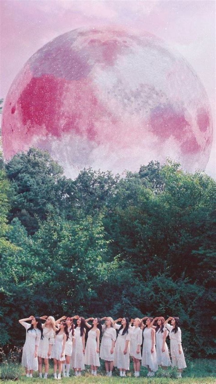 Aesthetic Loona GIF K-Pop: A Dive into Visuals and Vibes