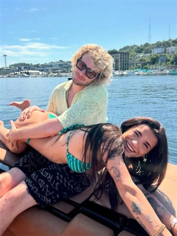 Ari Kytsya: The Rise of a Social Media Sensation and Her Fans' Loyalty