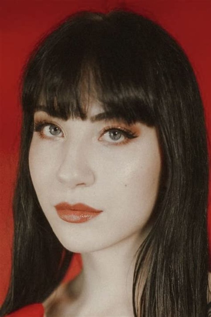 Charlotte Sartre: A Rising Star in the Adult Entertainment Industry