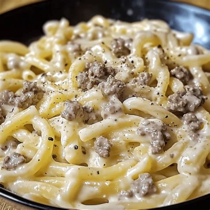 Deliciously Creamy Fettuccine Alfredo with Hamburger Meat: A Comfort Food Favorite