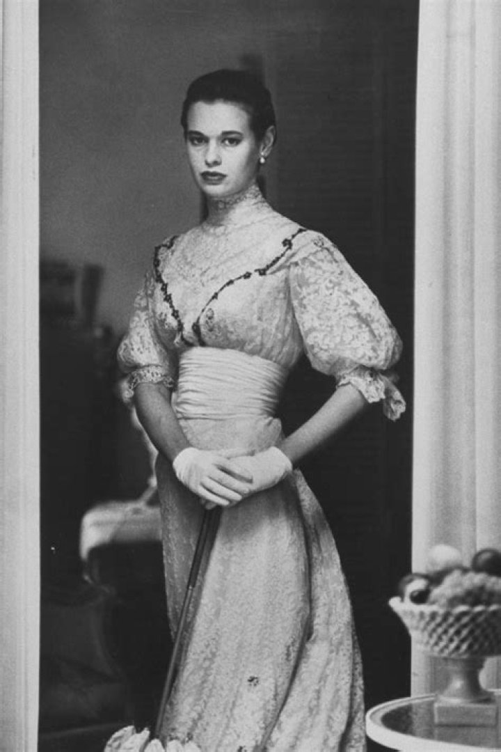 The Enduring Beauty of Gloria Vanderbilt in Her Youth
