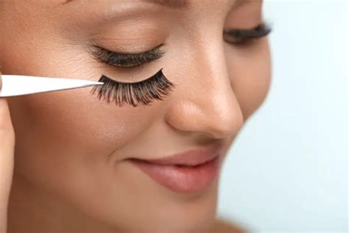 How Do You Take Off Fake Eyelashes: A Comprehensive Guide