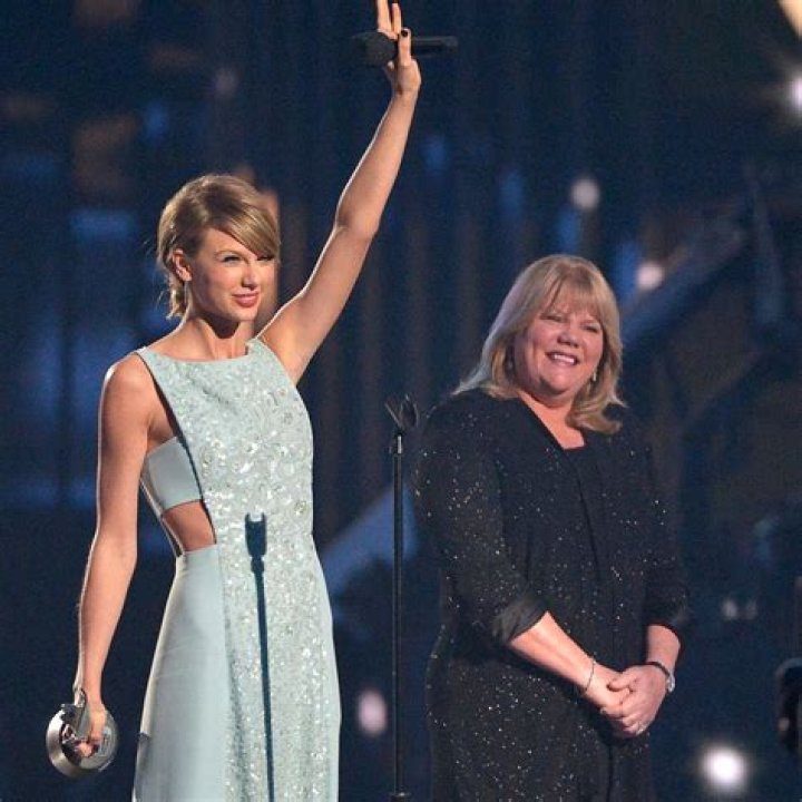 How the Love Story Continues: Taylor Swift's Parents Remarry in a Heartwarming Twist