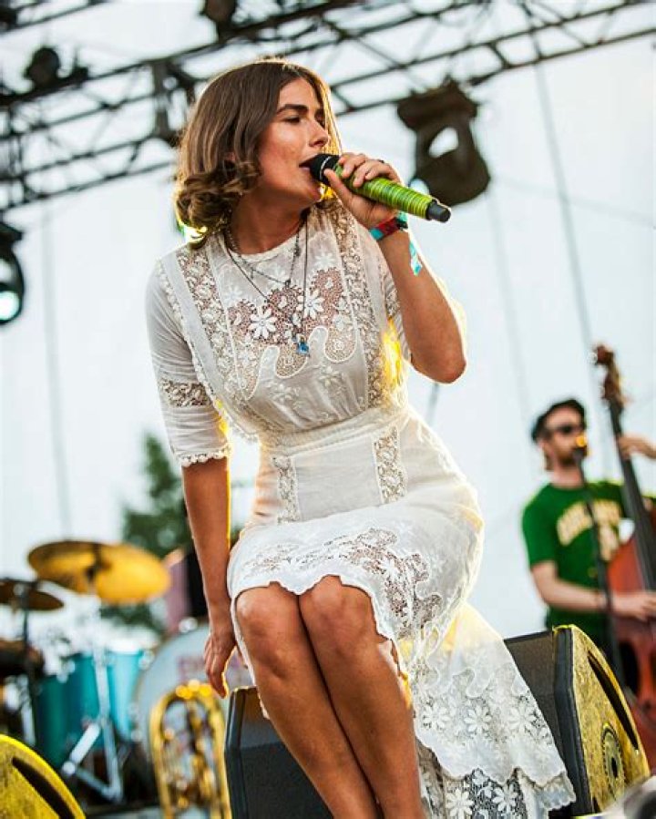 Discovering the World of Jade Castinos: A Journey Through Art and Emotion