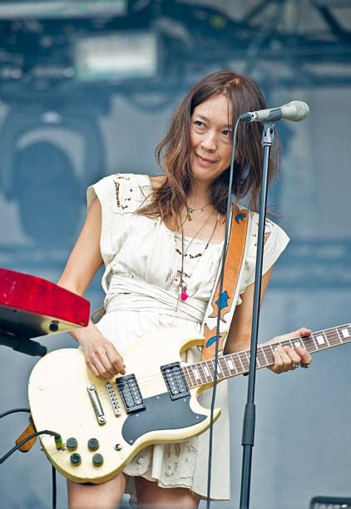 Kazu Makino Husband: A Deep Dive into the Personal Life of the Blonde Redhead Frontwoman