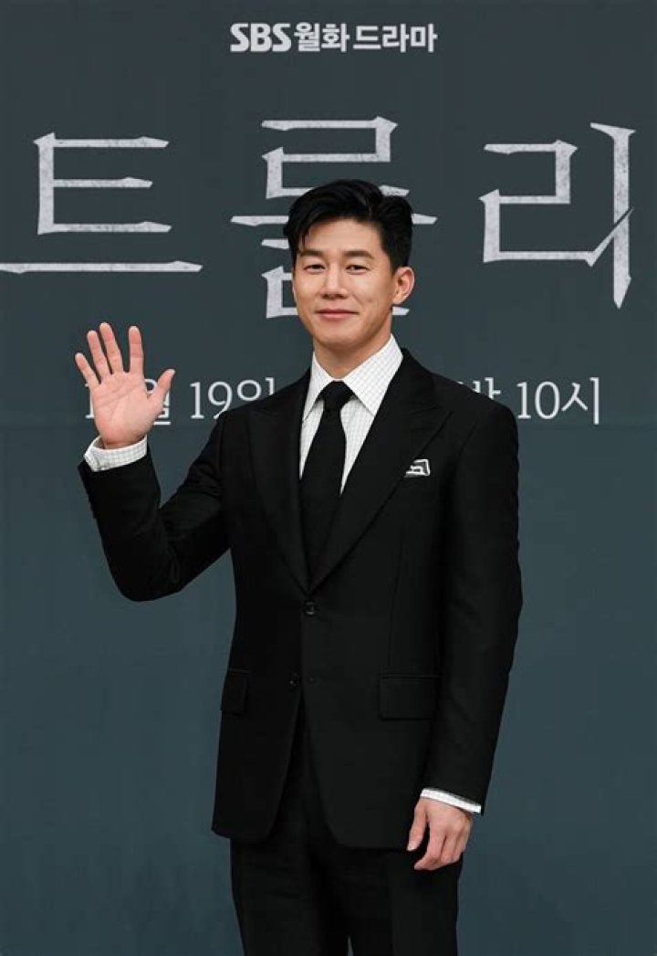 Kim Moo Yeol: A Renowned South Korean Actor's Journey to Stardom
