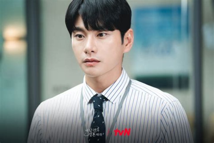 Lee Yi-Kyung: The Rising Star of Korean Entertainment