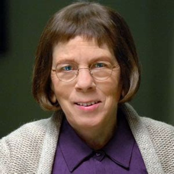 Linda Hunt Actress Net Worth: A Closer Look at Her Life and Earnings