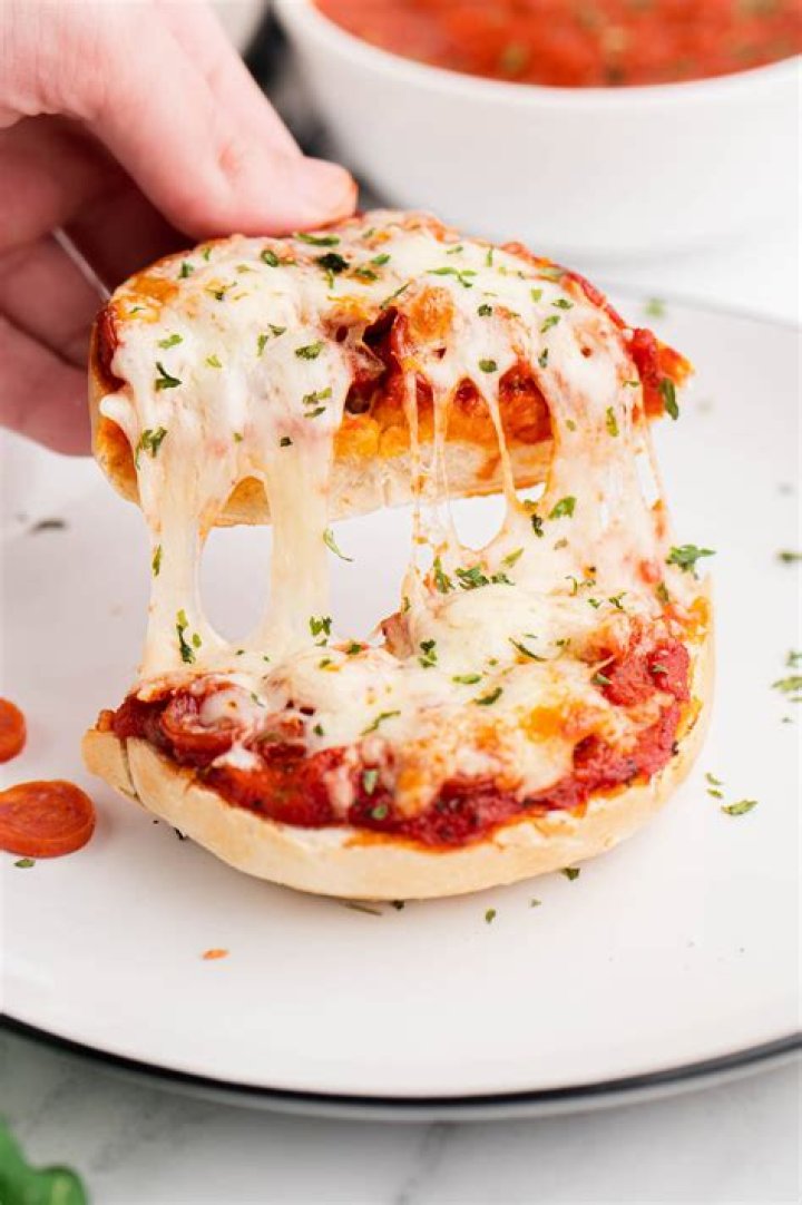 Delicious Pizza Bagels Made Easy with an Air Fryer