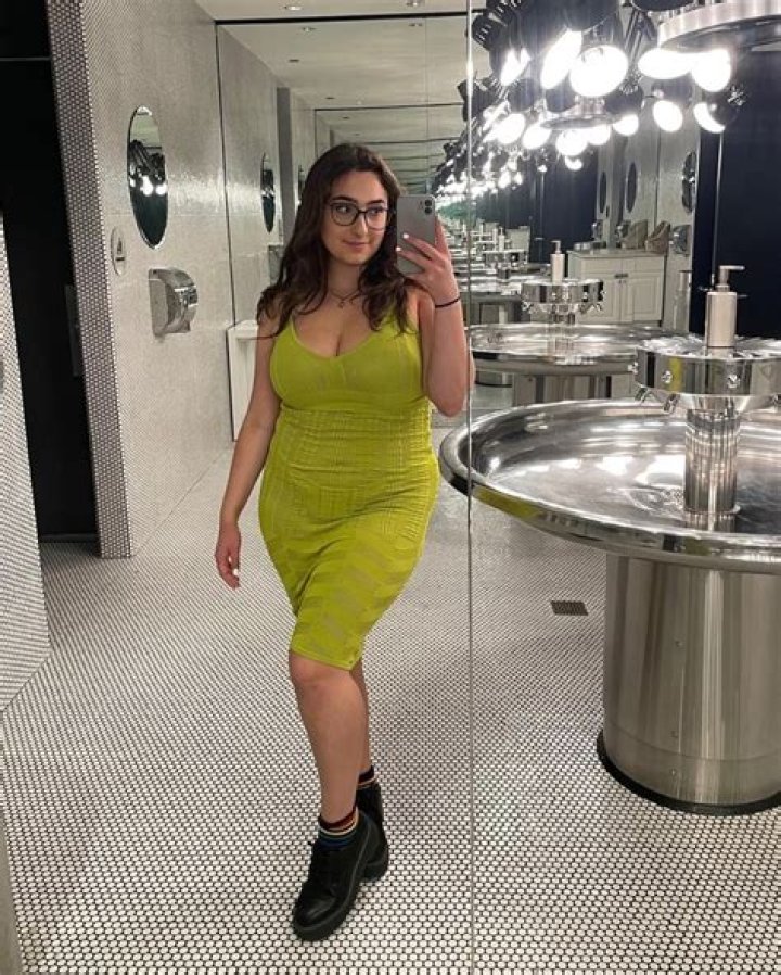 Discovering Qveen Julia: The Rising Star in Music and Fashion