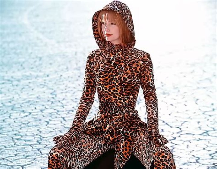 Shania Twain's Iconic Leopard Outfit: A Fashion Statement in Country Music