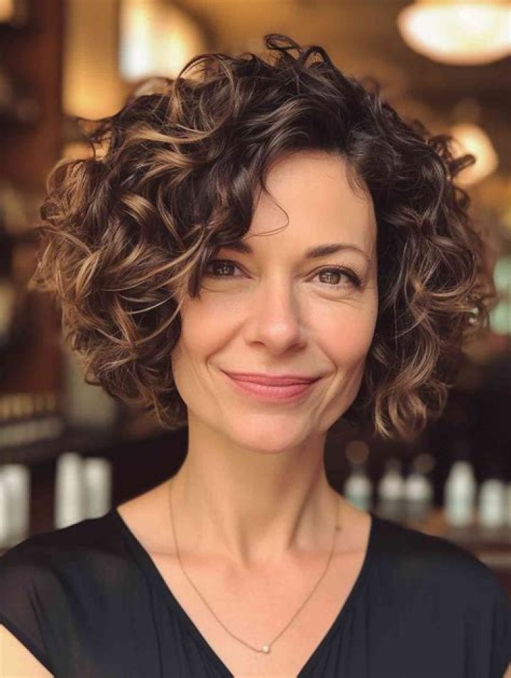 Short Wavy Hairstyles for Long Faces: The Ultimate Guide