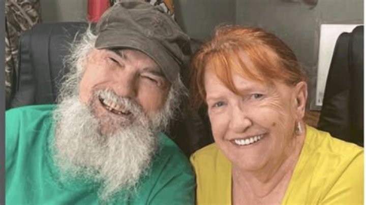 Uncle Si's Heart: Discovering Who He is Married To