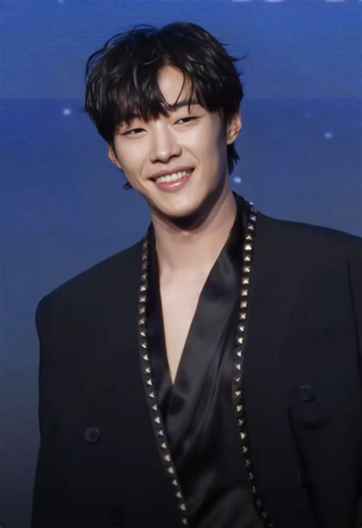 Woo Do-Hwan: The Rising Star of Korean Entertainment