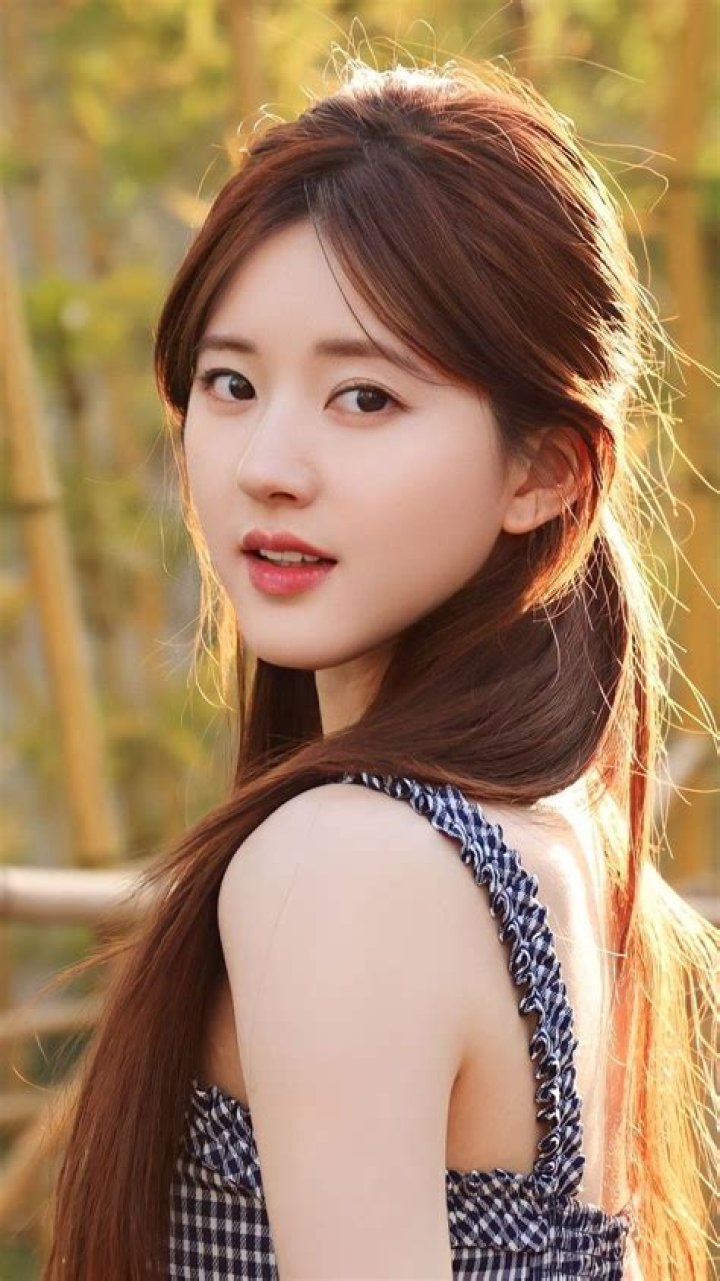 Zhao Lusi: The Rising Star of Chinese Entertainment